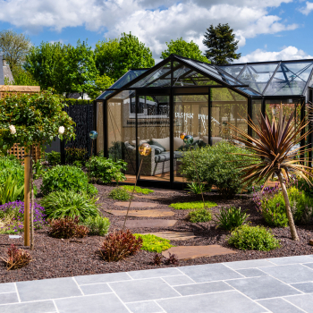 HELENE-Orangerie-chemin-pave-et-canape